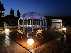 Outdoor dining - Beautiful  villa with WIFI, sauna, hot tub, A/C, TV, patio, pets allowed and panoramic view (Assisi)