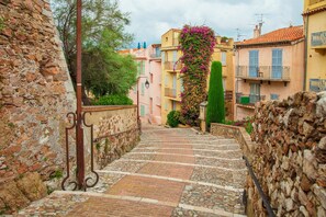 Property grounds - Chic, Newly Renovated Apartment in Historic Le Suquet - Steps from Everything! (Cannes)