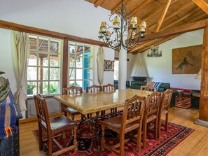 Casa Ilaló | 객실 내 식사 공간