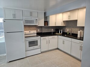 Réfrigérateur, micro-ondes, four, plaque de cuisson