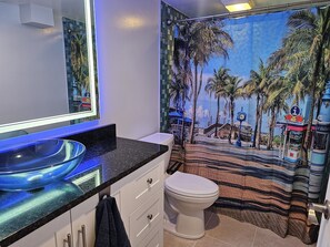 Shower, hair dryer, towels, toilet paper - 'Mi Casa', North end of the Island! 350 yards from The Gulf of America!!!!! (Fort Myers Beach)