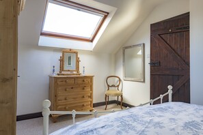 2 bedrooms, iron/ironing board, internet, bed sheets