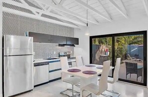 Four à micro-ondes, un four, surface de cuisson, lave-vaisselle