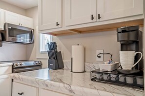 Fridge, microwave, oven, stovetop - 2BR Hot Tub + Pet Friendly Near OSU & Short North (Columbus)