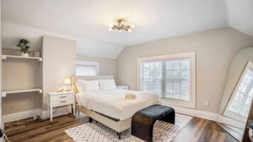 2 dormitoris, planxa i posts de planxar i un bressol de viatge