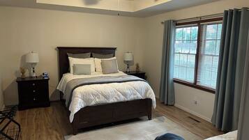 3 bedrooms, desk, iron/ironing board, free WiFi