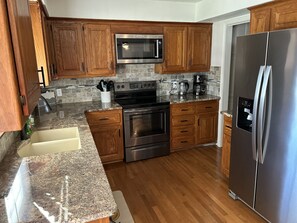 Kjøleskap, mikrobølgeovn, ovn og kokeplater