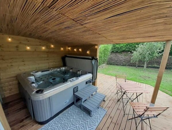 Outdoor spa tub