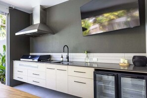 Kühlschrank, Mikrowelle, Ofen, Herdplatte