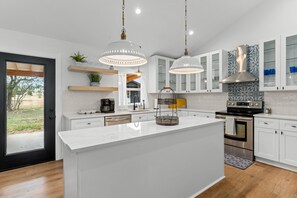 Fridge, microwave, oven, stovetop - Casa Blanco (Wimberley)