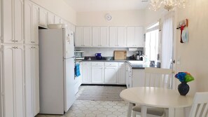 Fridge, microwave, oven, stovetop - Avenida San Valle, Sabino Canyon (Tucson)