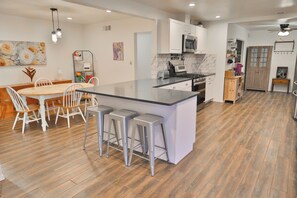 Fridge, microwave, oven, stovetop - Eclectic Oasis on Brown, Pet Friendly (Tucson)