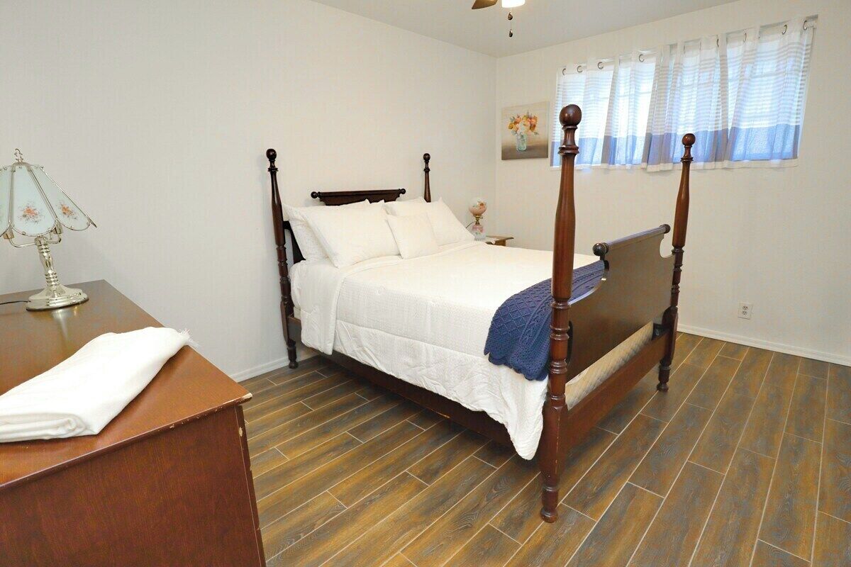 4 bedrooms, iron/ironing board, WiFi (free), bed sheets