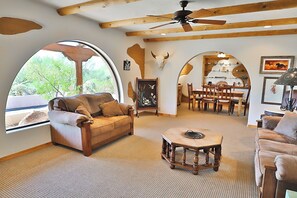 TV - Quintessential Tucson Foothills Retreat with pool (Tucson)