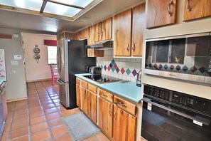 Køleskab, mikrobølgeovn, ovn, kogeplade