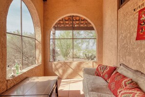 تلفزيون، مدفأة، شاشة كمبيوتر