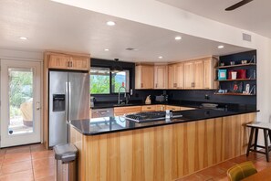 Fridge, microwave, oven, stovetop - Foothills Beauty with Pool and Mountain Views/ Calle Bosque (Tucson)