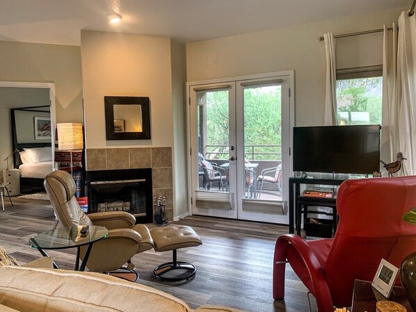 Televisión y chimenea 