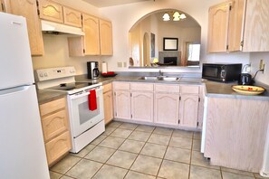 冷蔵庫、電子レンジ、オーブン、コンロ