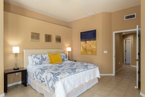 3 habitaciones, escritorio, tabla de planchar con plancha y wifi gratis