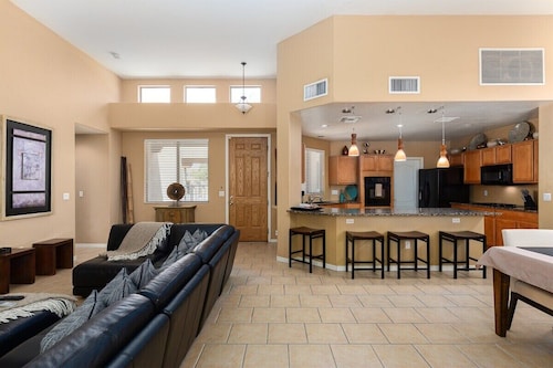 Painted Feather- Modern Beauty with Pool and Spa