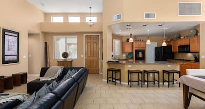 Painted Feather- Modern Beauty with Pool and Spa