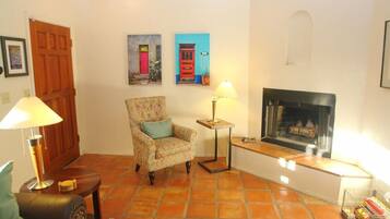 Televisión y chimenea