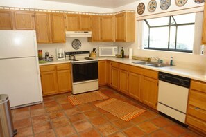 Fridge, microwave, oven, stovetop - Experience true desert living in this classic Tucson ranch in the Tanque Verde Valley (Tucson)