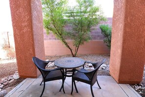 Outdoor dining - Ventana Vista at Sabino Canyon (Tucson)