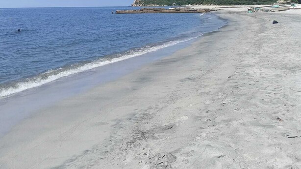 A beach with a clear sky, calm sea, and a hill in the background. - Ocean View Apartment w/ Private Beach & Pools Santa Marta – Pozos Colorados (Santa Marta)