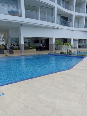 Una piscina al aire libre