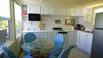 KylskÄp, mikrovÄgsugn, kaffe- och tebryggare och grytor/köksredskap