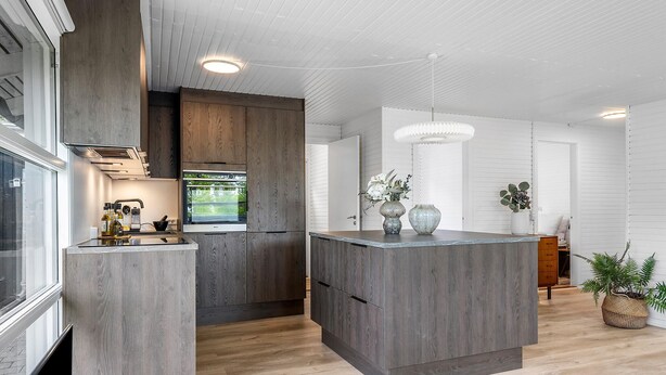 A modern kitchen with a central island, built-in appliances, and a view to the outdoors. - Cozy home in Løgstrup with WiFi (Løgstrup)