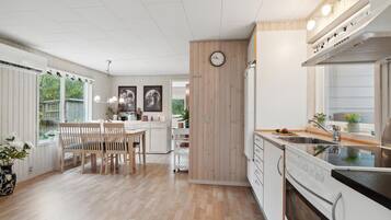 Frigorífico, placa de cocina y cafetera o tetera