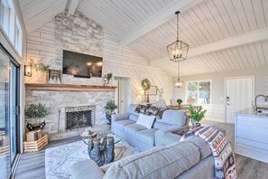 智能电视、壁炉、书