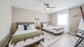 3 bedrooms, desk, travel crib, WiFi
