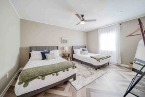 3 bedrooms, desk, travel cot, WiFi
