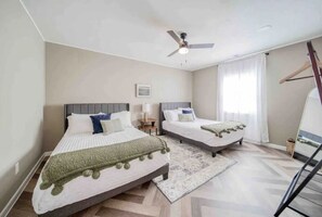 3 Schlafzimmer, Schreibtisch, Reisekinderbett, WLAN