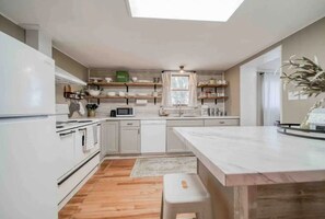 冰箱、微波炉、烤箱、炉灶