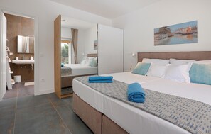 3 bedrooms, in-room safe, iron/ironing board, travel crib - Lovely home in Pasman with kitchen (Pasman)