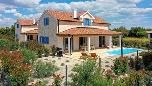 A two-story house with a swimming pool, outdoor seating, and a garden. - Gorgeous home in Pasman (Pasman)