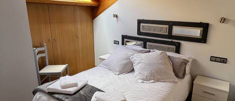 2 bedrooms, desk, free WiFi, bed sheets