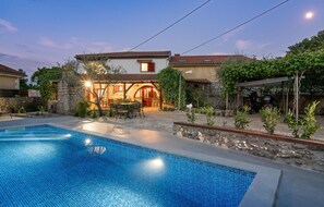 Pool - Beautiful home in Rasopasno with sauna (Rasopasno)