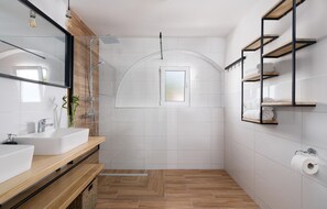 Shower, hair dryer - Beautiful home in Rasopasno with sauna (Rasopasno)