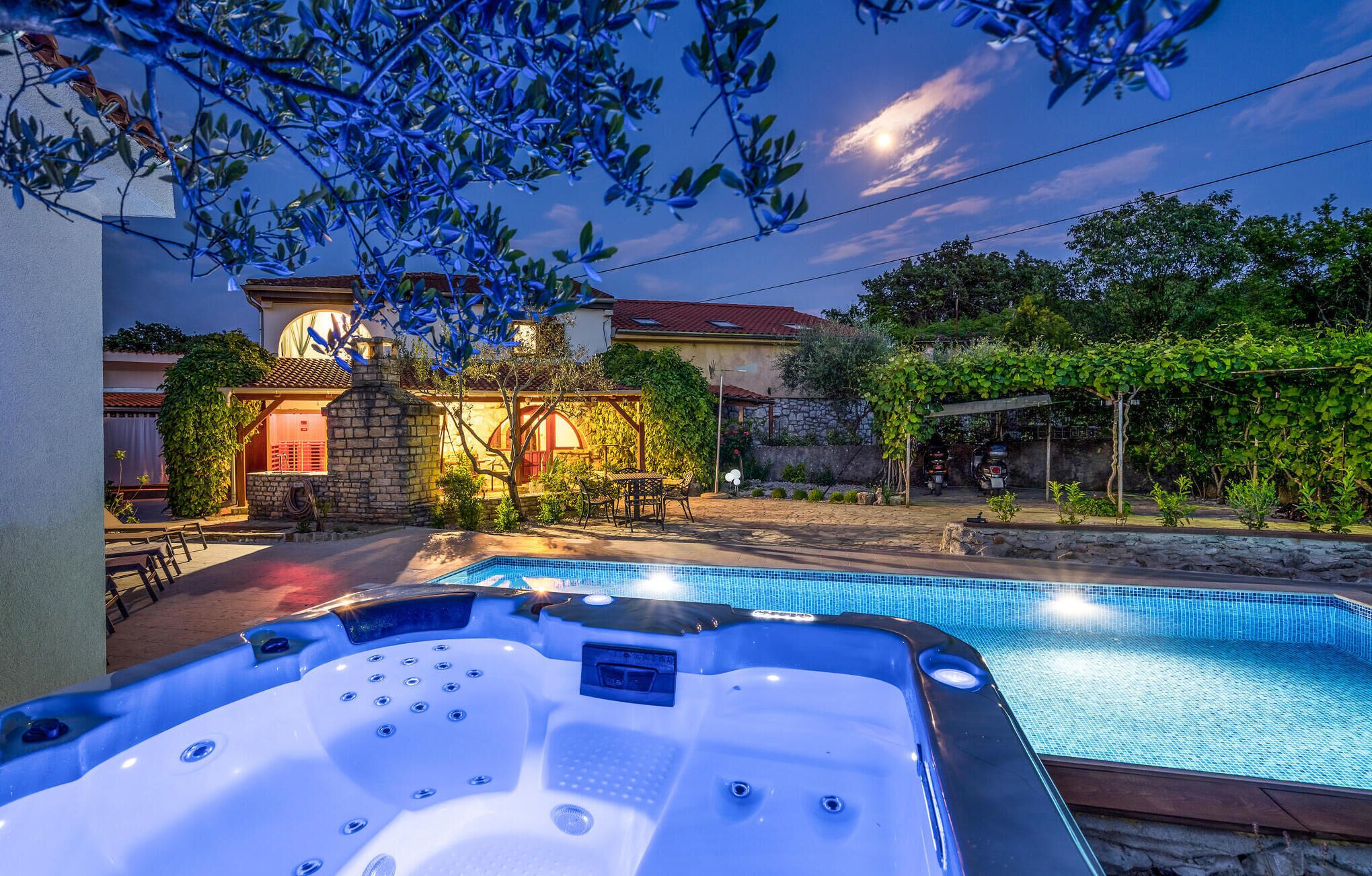 Outdoor spa tub