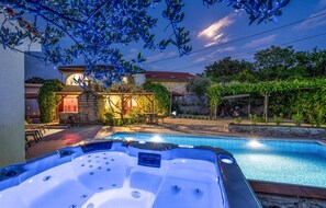 Outdoor spa tub - Cozy home in Rasopasno with Wi-Fi (Rasopasno)