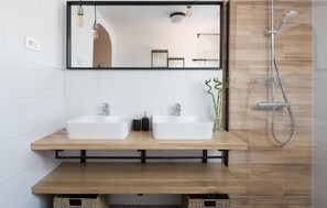 Shower, hair dryer - Beautiful home in Rasopasno with sauna (Rasopasno)