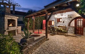 Outdoor dining - Beautiful home in Rasopasno with sauna (Rasopasno)
