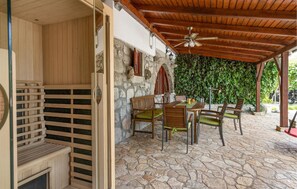 Outdoor dining - Cozy home in Rasopasno with Wi-Fi (Rasopasno)