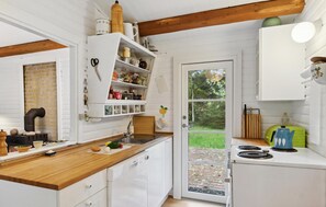 Kjøleskap, kokeplater, oppvaskmaskin og kaffetrakter/tekoker